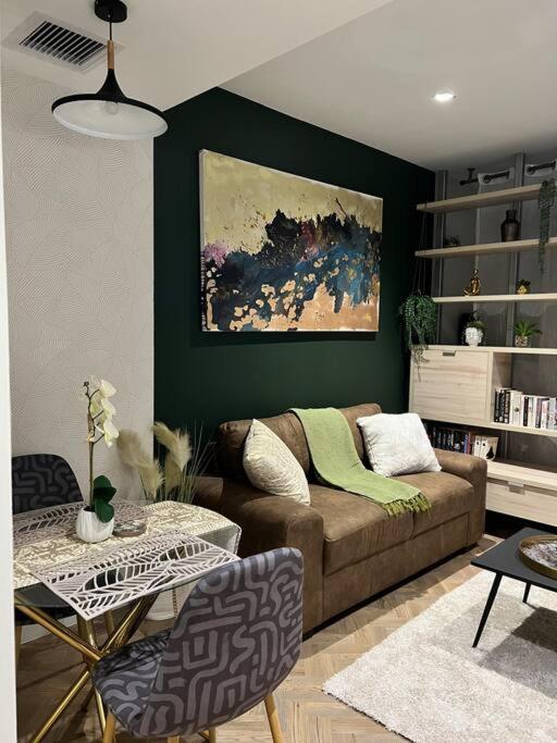 开普敦715 Foreshore Place Luxury Apartment-Cape Town CBD的带沙发和绿色墙壁的客厅