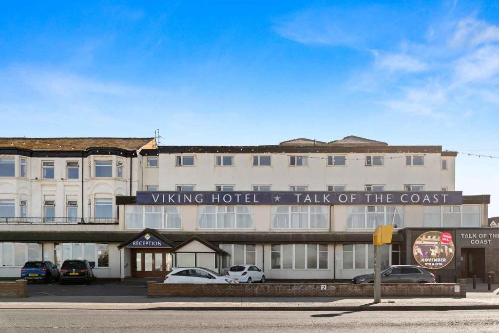 布莱克浦维京成人酒店的一座建筑,上面有标志,上面写着翼楼酒店关于海岸的讲话