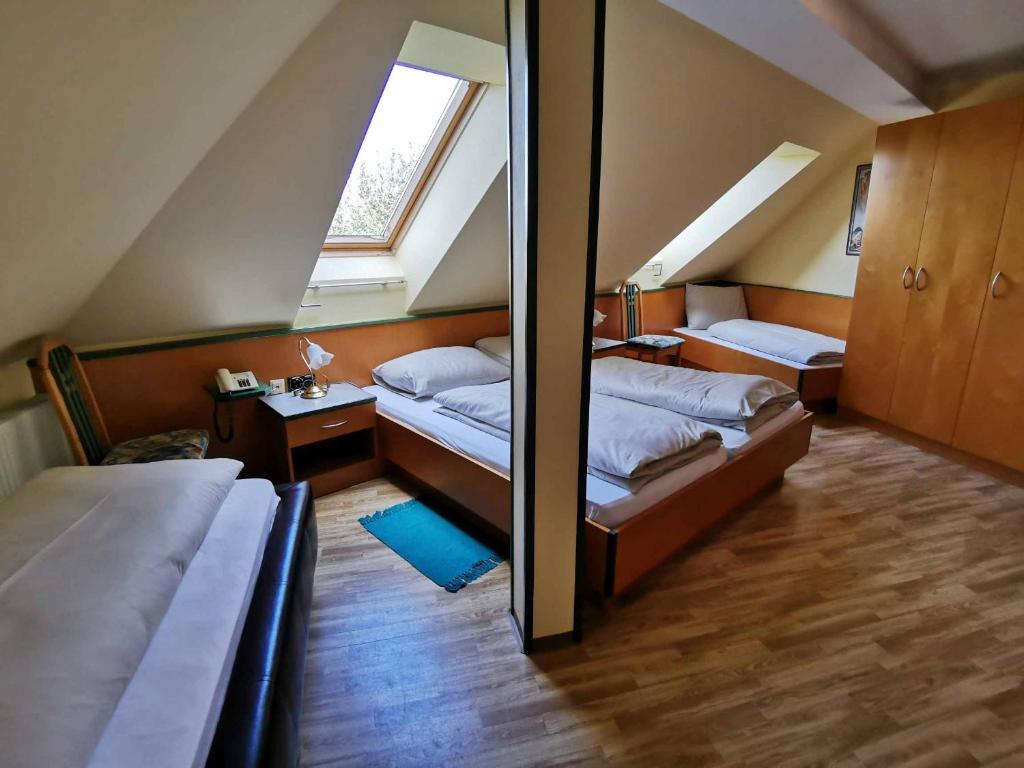 Maria BildLandrasthaus Maria Bild的阁楼卧室配有两张床和镜子