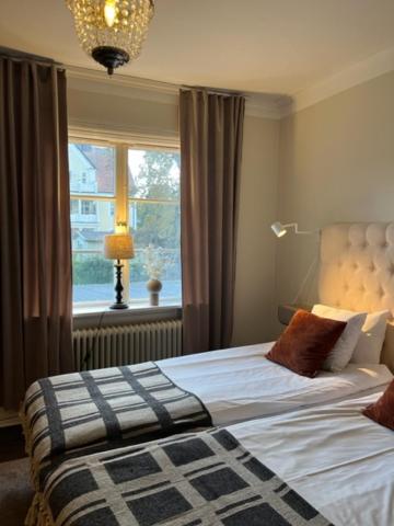 穆塔拉Hotell Östermalm的一间卧室设有一张大床和一个窗户。