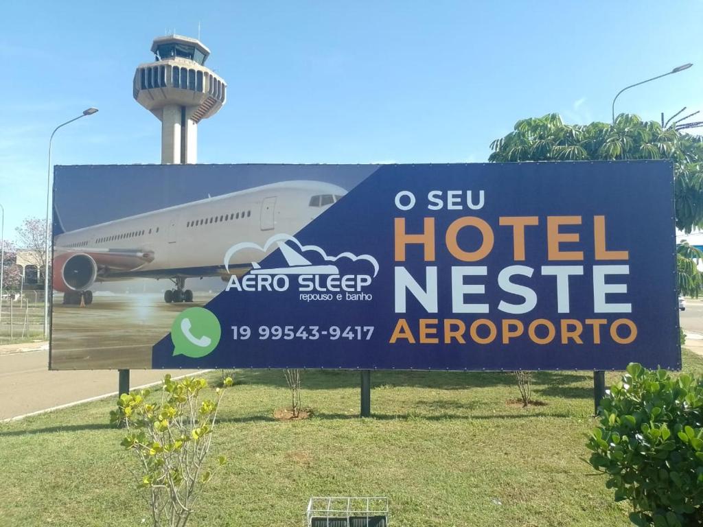 坎皮纳斯Hotel Aero Sleep Campinas的飞机旁酒店标志