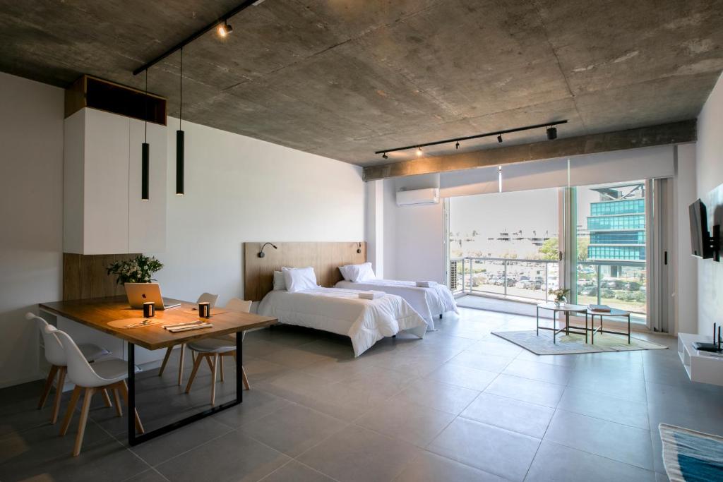 La LonjaDepartamento premium en Pilar 220的客厅配有床、桌子和沙发