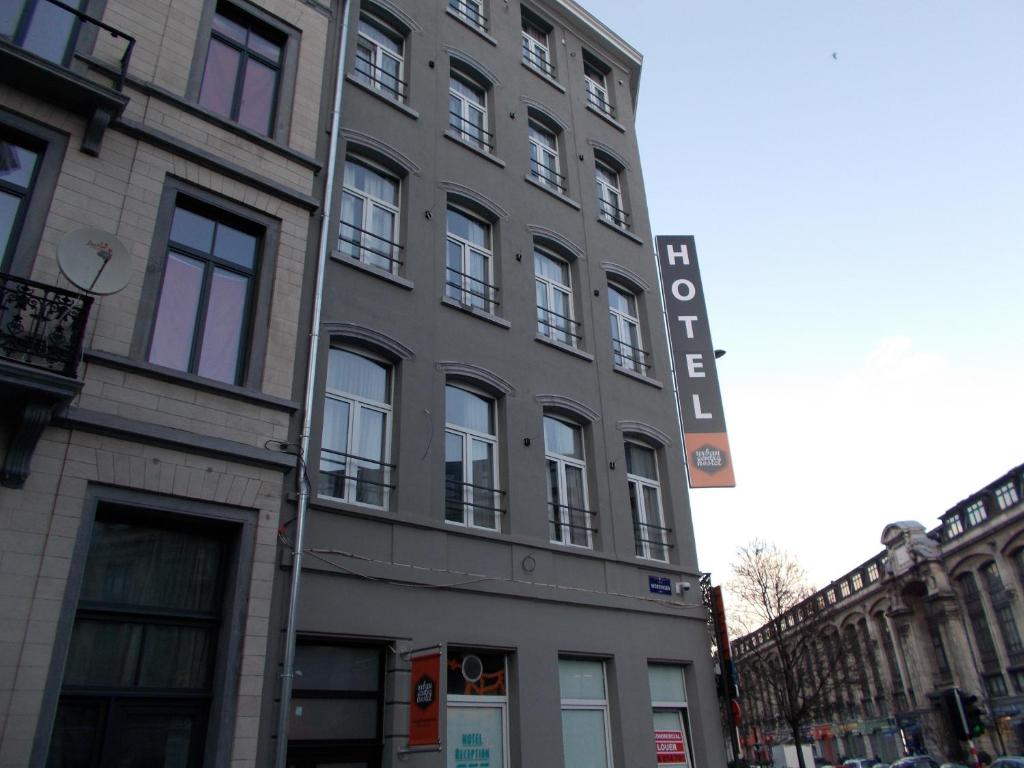 布鲁塞尔城市市中心旅舍的一座高大的建筑,旁边有一个标志