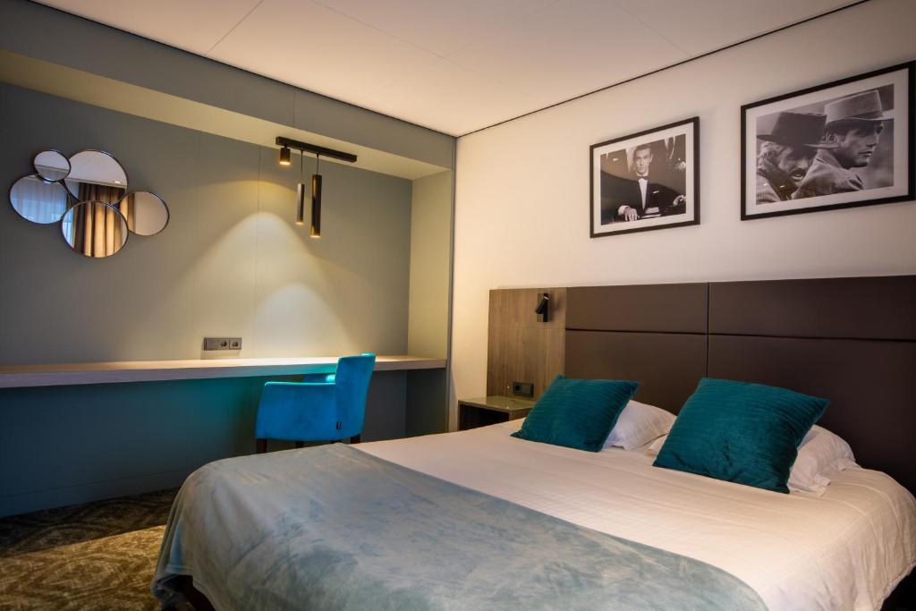 布林瑟姆伊甸公园酒店的酒店客房配有一张带蓝色枕头的大床