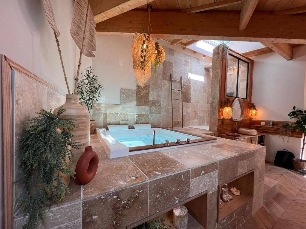 昂热Suite Bali Les Petits Plaisirs的一间大浴室,内设浴缸