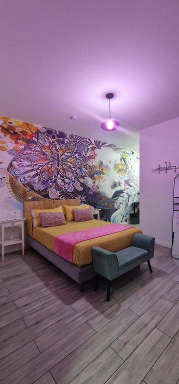韦尔瓦Huelva Art的卧室配有一张床,墙上挂有绘画作品