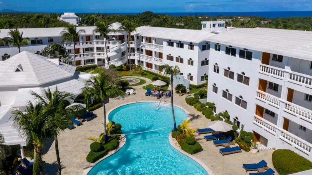 喀巴里特Ocean Palms - 1Bed 1Bth King Suite Condo的享有带游泳池的度假村的空中景致