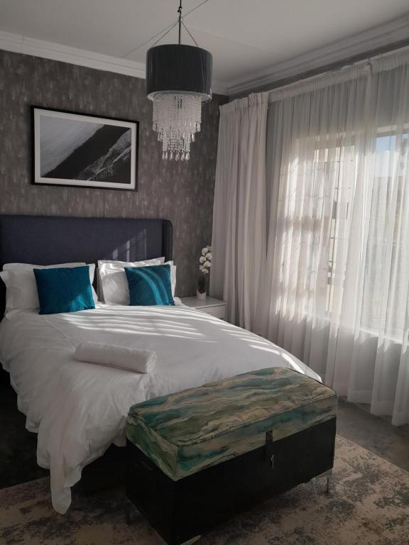 波罗瓜尼Maso palace的一间卧室配有一张大床和一个吊灯。