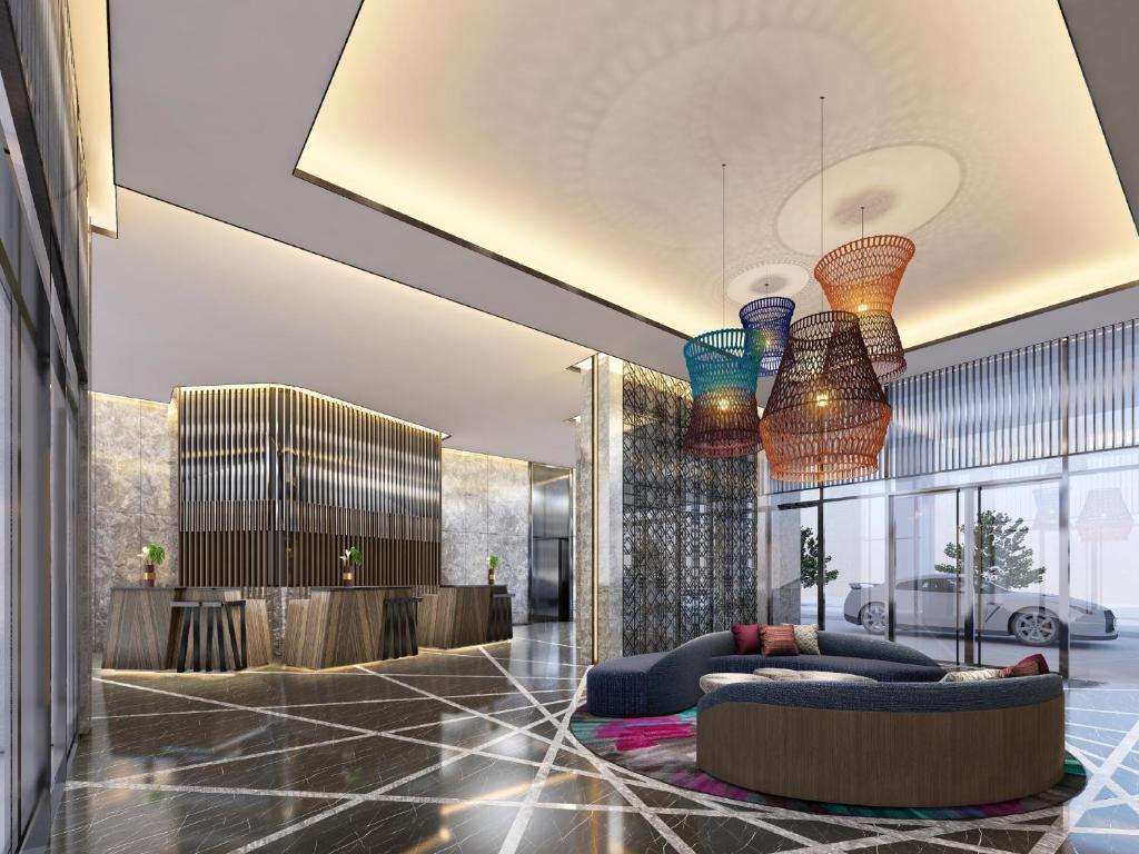 宿务Holiday Inn Cebu City, an IHG Hotel的一个带沙发和吊灯的大堂