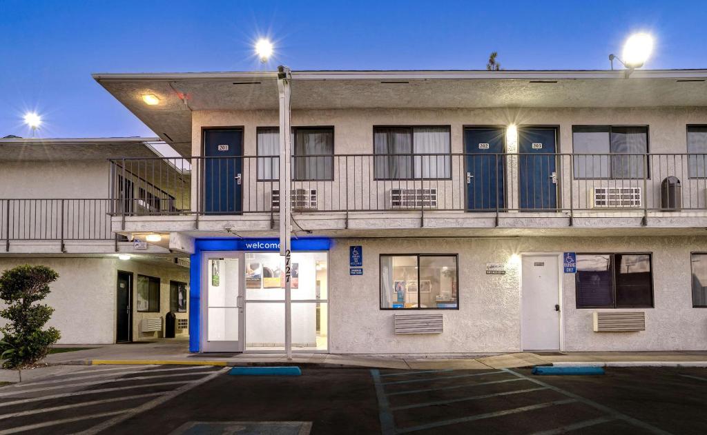 贝克斯菲尔德Motel 6-Bakersfield, CA - South的大楼前的一个空停车位