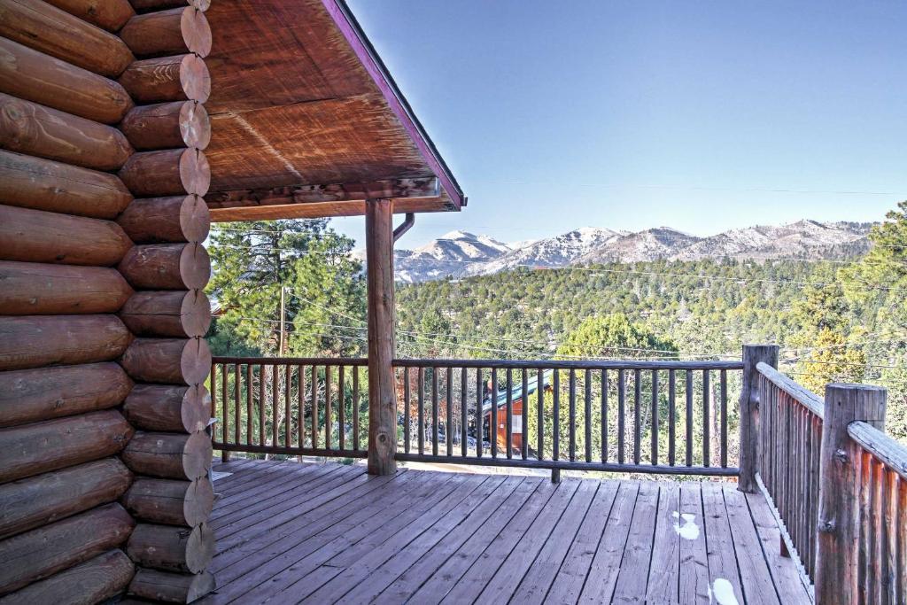 阿尔托Lacys Log Cabin Alto Home with Mountain Views!的山景木制甲板