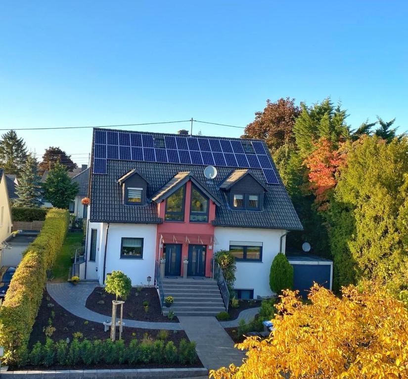 特里尔FewoSa Trier-Tarforst的屋顶上设有太阳能电池板的房子