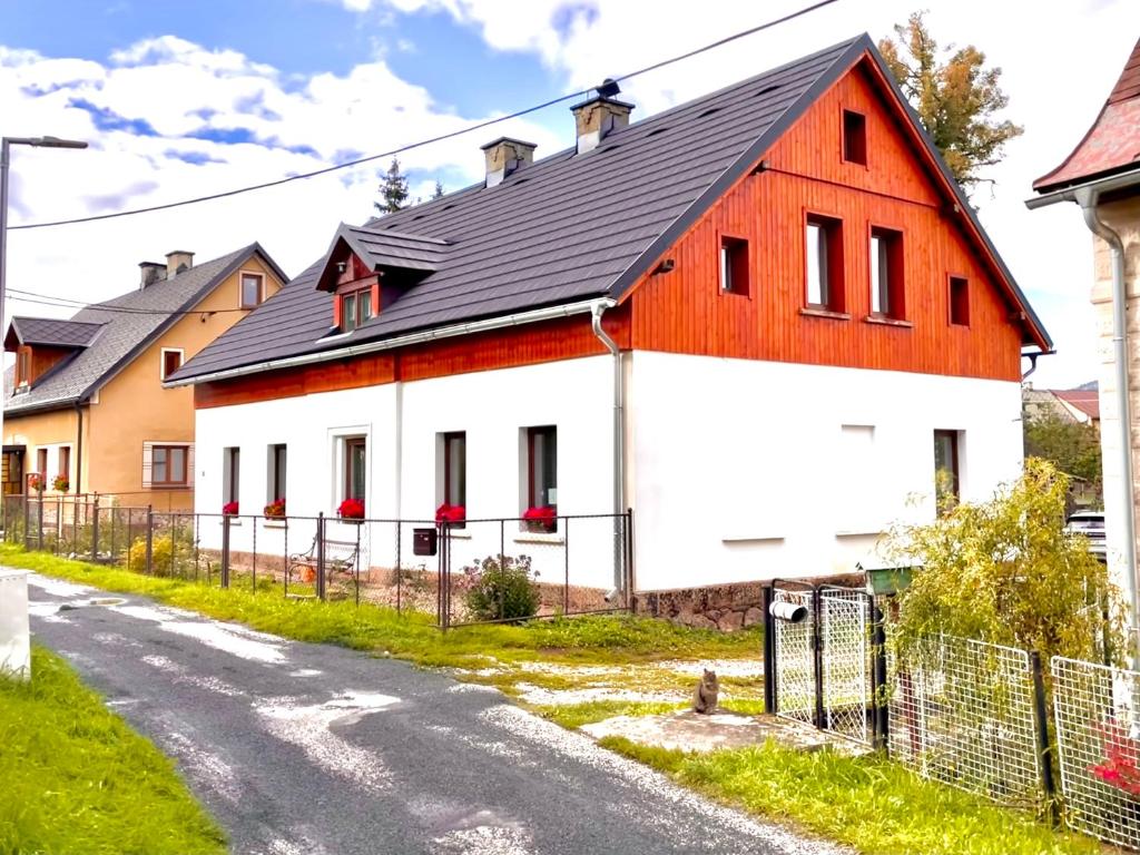 姆拉代布基Za řekou 2的白色和橙色的黑屋顶房子