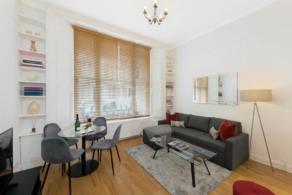 伦敦Notting Hill Apartment的客厅配有沙发和桌子