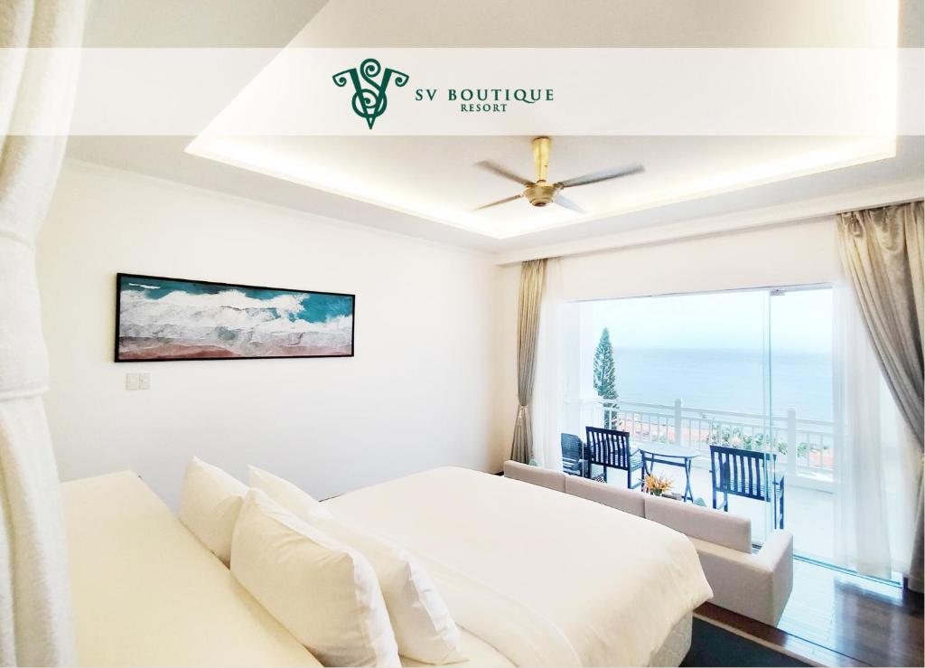 头顿SV Boutique Resort的白色的卧室设有床和窗户