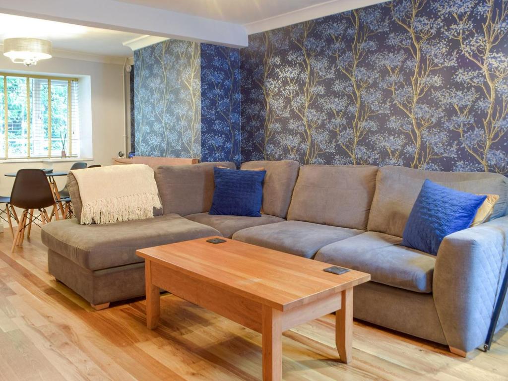 纳伯斯Castle Street Cottage的客厅配有沙发和桌子