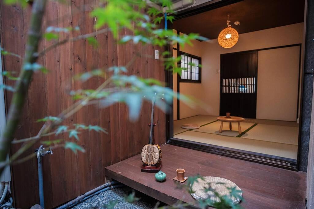 京都久宿　琉璃子的一间墙上的桌子和镜子的房间