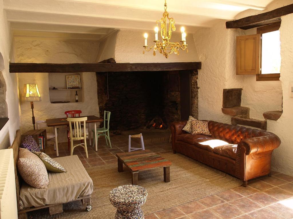 蒙塞尼Ca l'Agnès的带沙发和壁炉的客厅