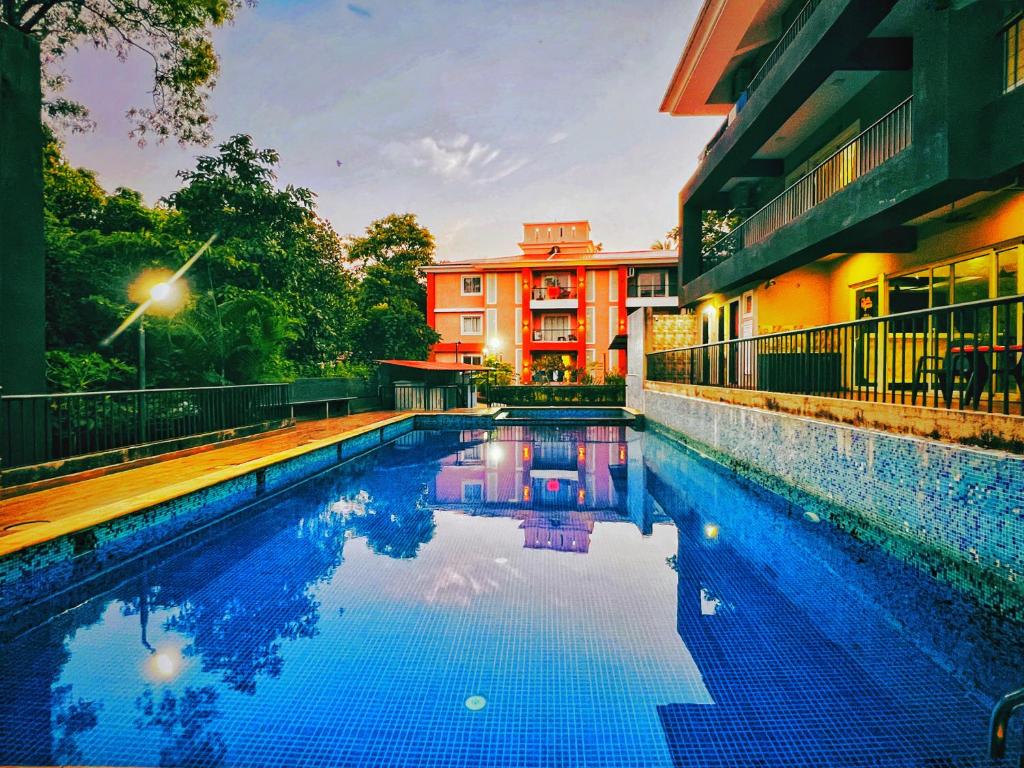 瓦加托2BHK Stunning Apartment with Pool的大楼前的游泳池