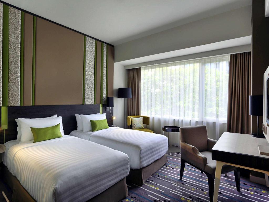 塞尔蓬塞尔彭阿拉姆舒特拉美居酒店的酒店客房配有两张床和一张书桌