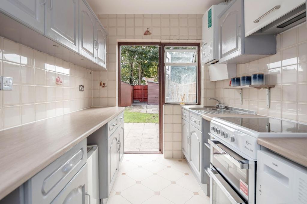 Lovely 4-BedRoom House Near Romford Station平面图