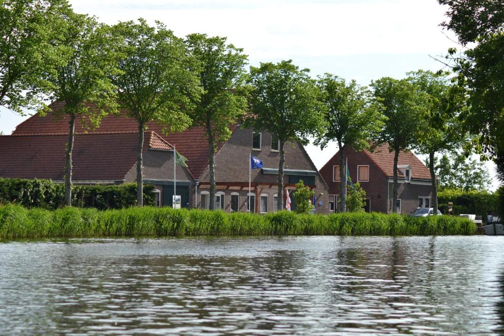 梅登布利克lodge 61 hotel aan het water的水边的一排房子