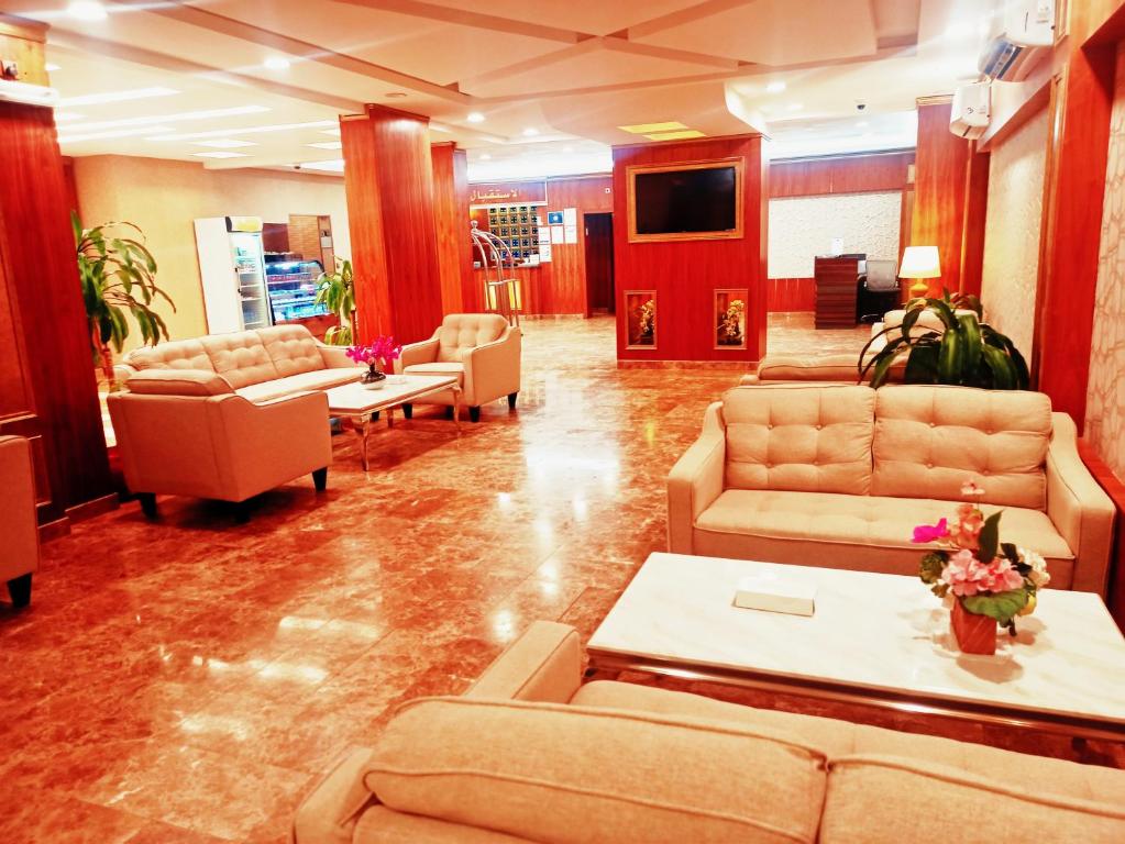 延布Taraf Yanbu 2的大堂内设有带沙发和桌子的客厅
