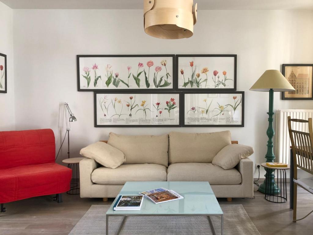 安特卫普Giorgio的带沙发和红色椅子的客厅