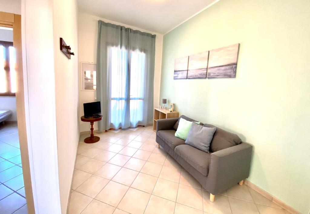 福洛尼卡appartamento Via Siena 1的带沙发和窗户的客厅