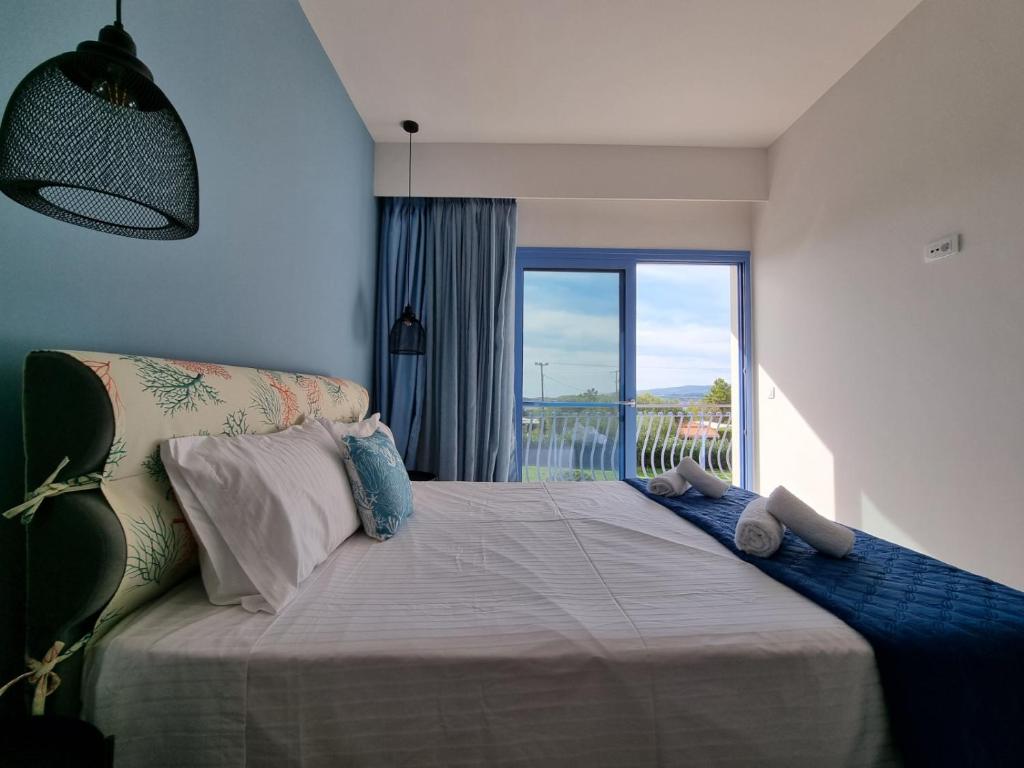 阿尔戈斯托利翁Julietta Suites的一间卧室设有一张大床和大窗户