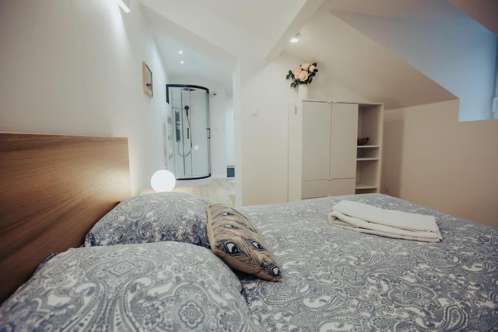 昂热Appartement de charme, Angers Belle-Beille的一间卧室配有带枕头的床