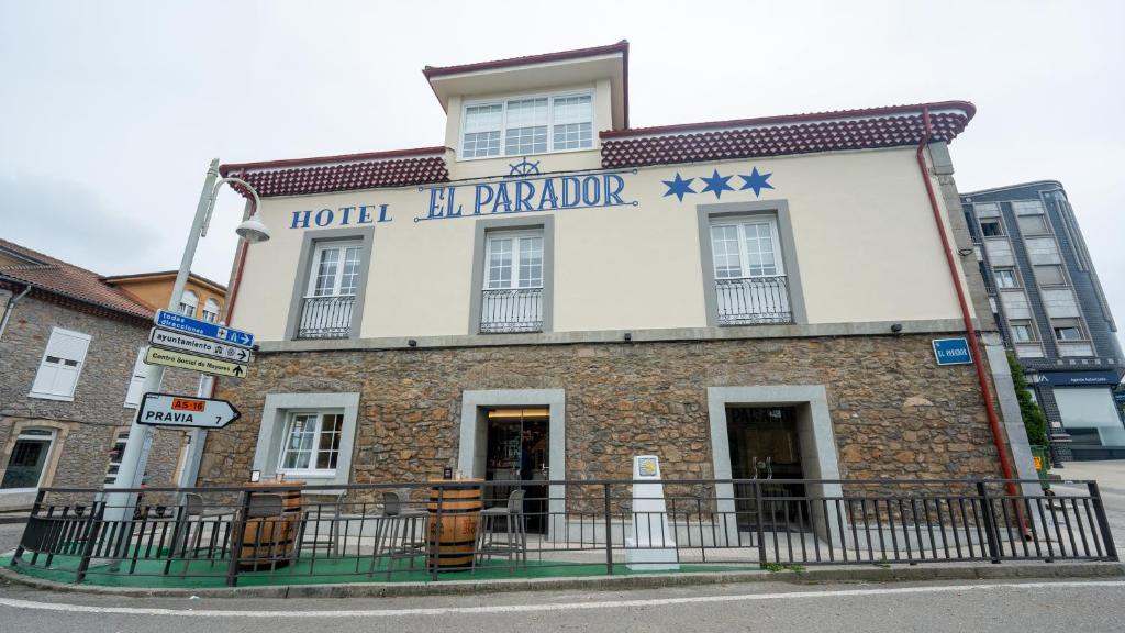 索托德尔瓦尔科Hotel El Parador的大楼前的酒店流行病标志