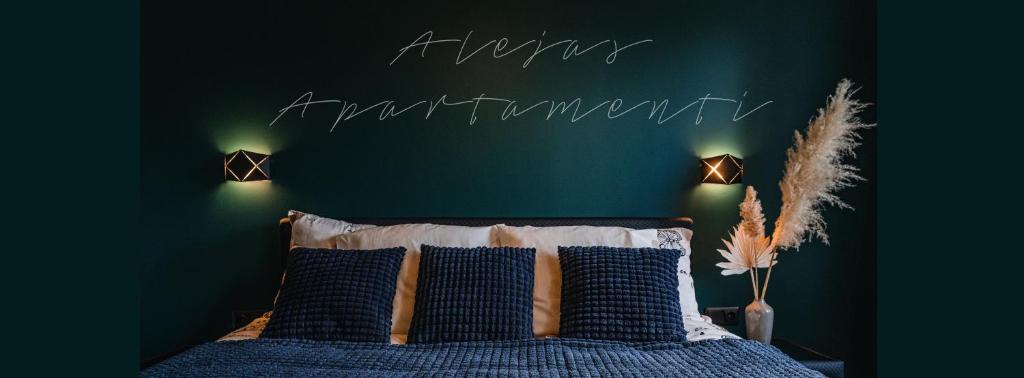 AugšlīgatneAlejas apartamenti的一间卧室配有一张带深绿色墙壁的床