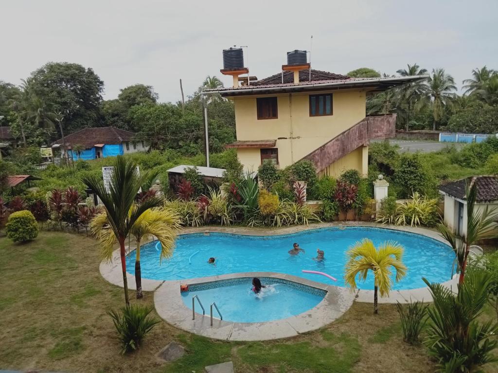 瓦尔恰Zalor Residency 2的房屋前的游泳池