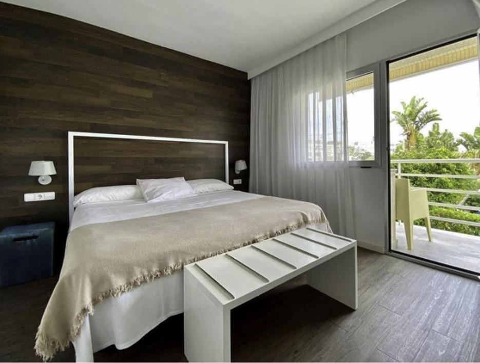 德尼亚维拉莫尔酒店的一间带大床的卧室和一个阳台