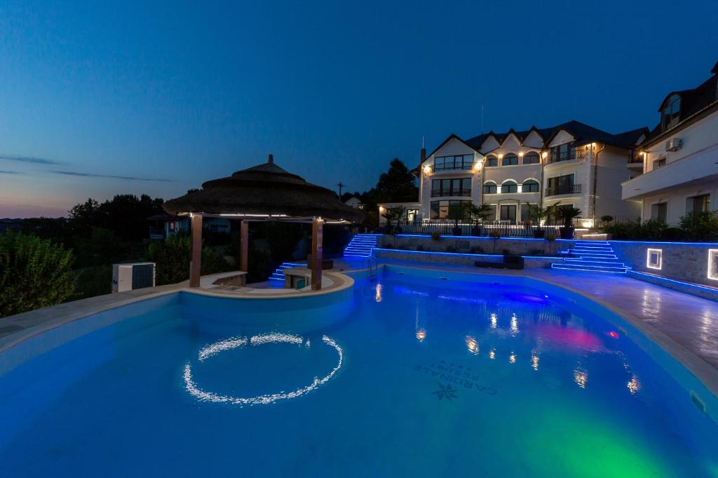 雅西Cardinale Resort的房屋前的大型游泳池