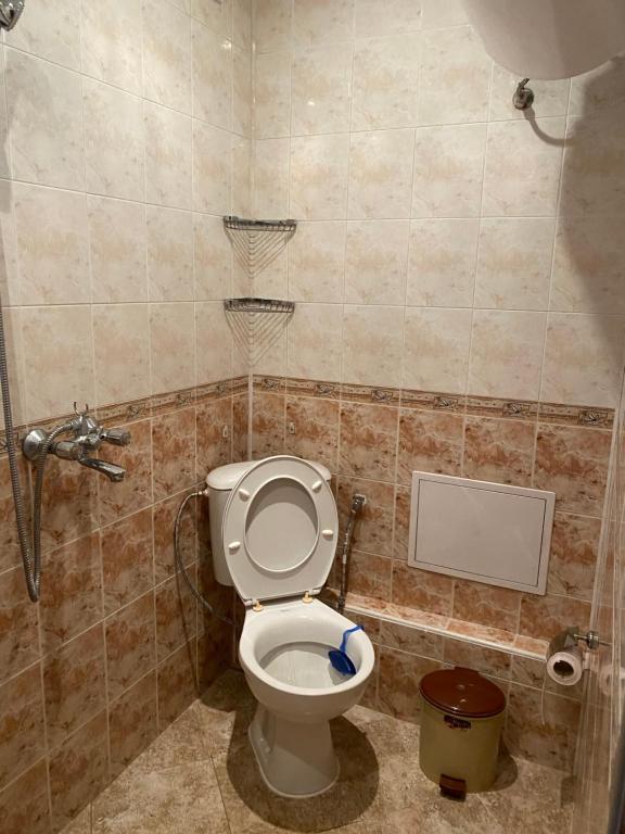 代温Апартамент за гости的一间位于客房内的白色卫生间的浴室