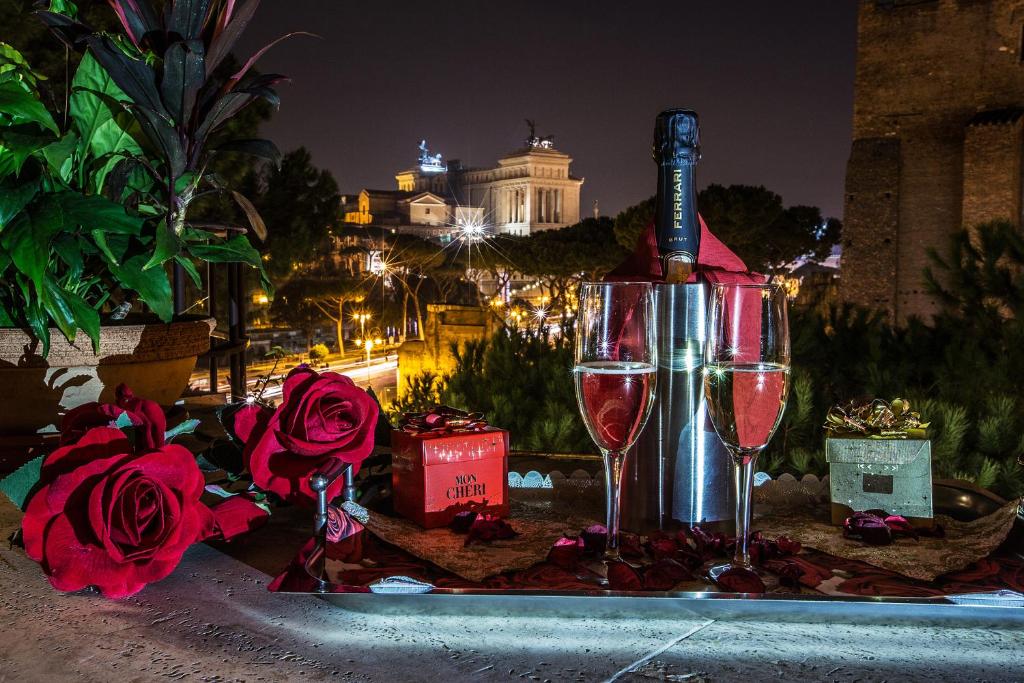 罗马罗马诺酒店的两杯葡萄酒坐在玫瑰盘上