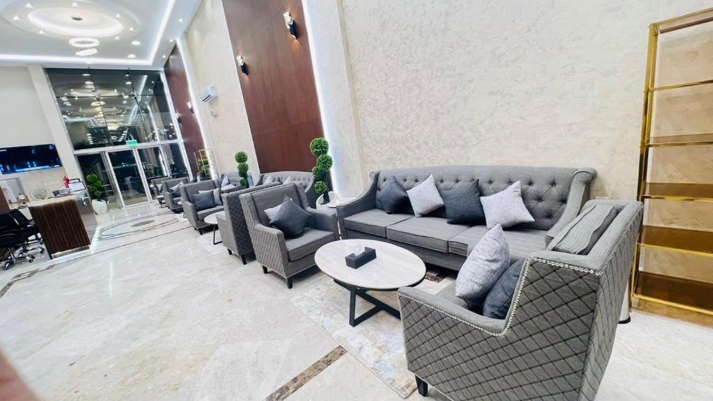 阿尔卡吉Aljadel hotel的大堂配有沙发和桌椅