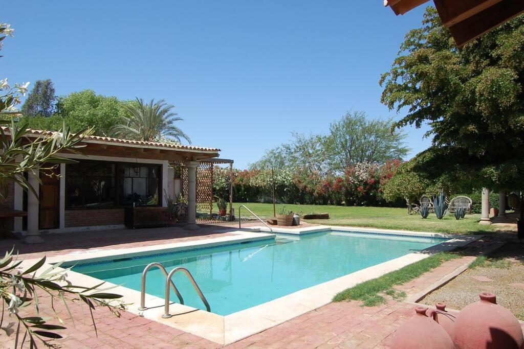 墨西卡利Ranchito La Querencia的房屋前的游泳池