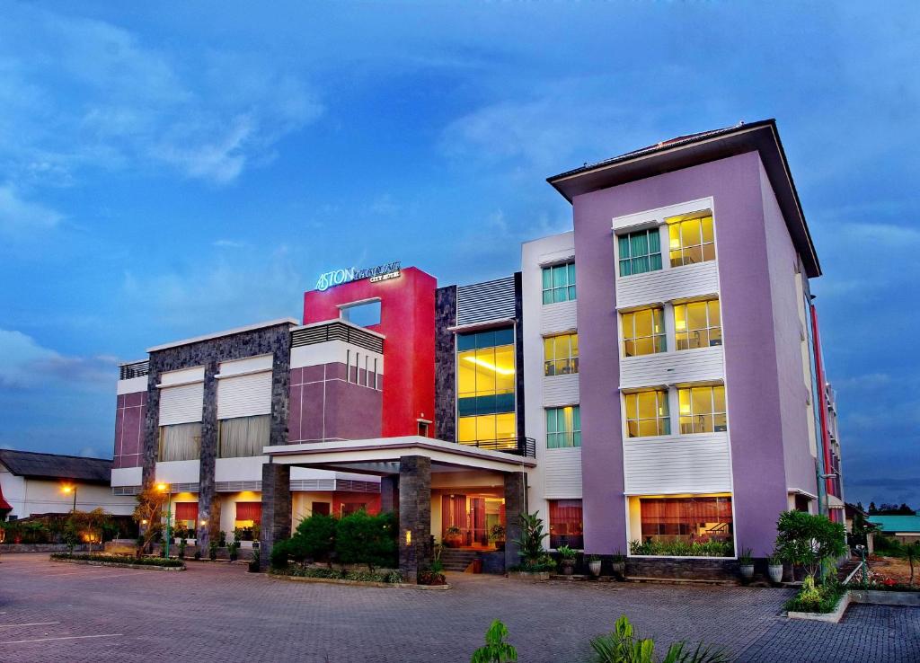 丹戎ASTON Tanjung City Hotel的一座红色和白色的建筑