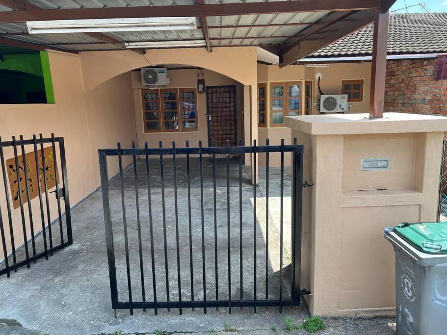巴西古当Indah Homestay, Pasir Gudang Johor的带有铁门的建筑物入口