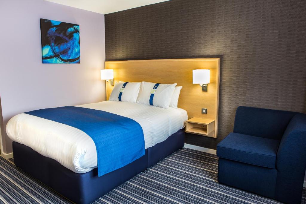 霍尔曼彻斯特机场智选假日酒店的配有一张床和一把椅子的酒店客房
