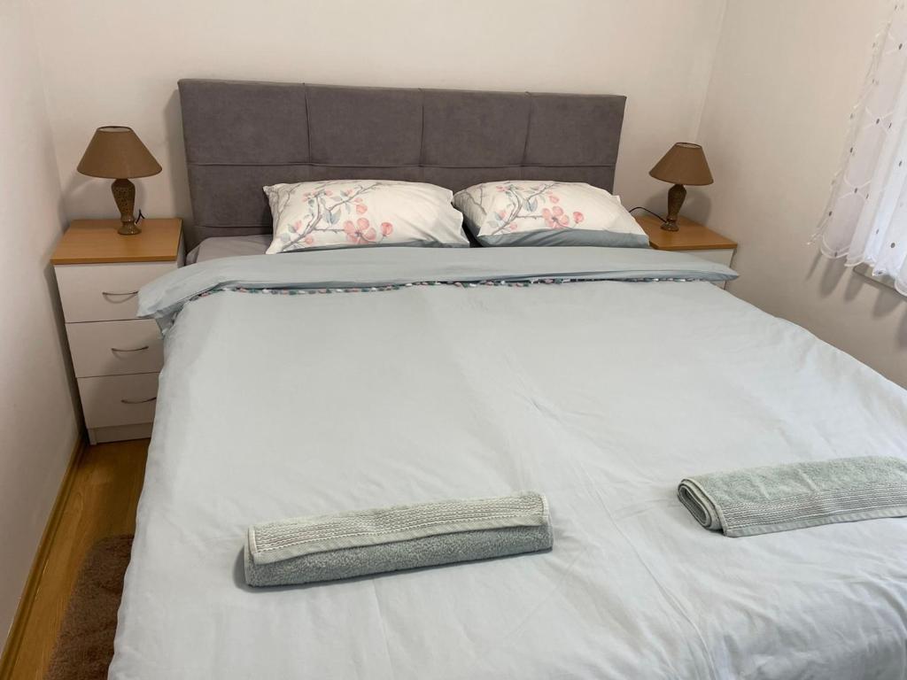 比耶利纳SIMIKIC Z的一张带两个枕头的大白色床