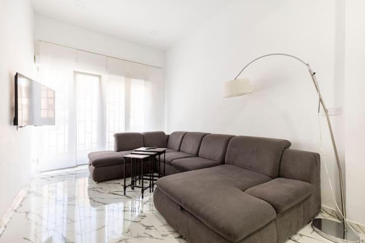巴达洛纳Apartamento en planta baja en badalona, barcelona的客厅配有沙发和桌子