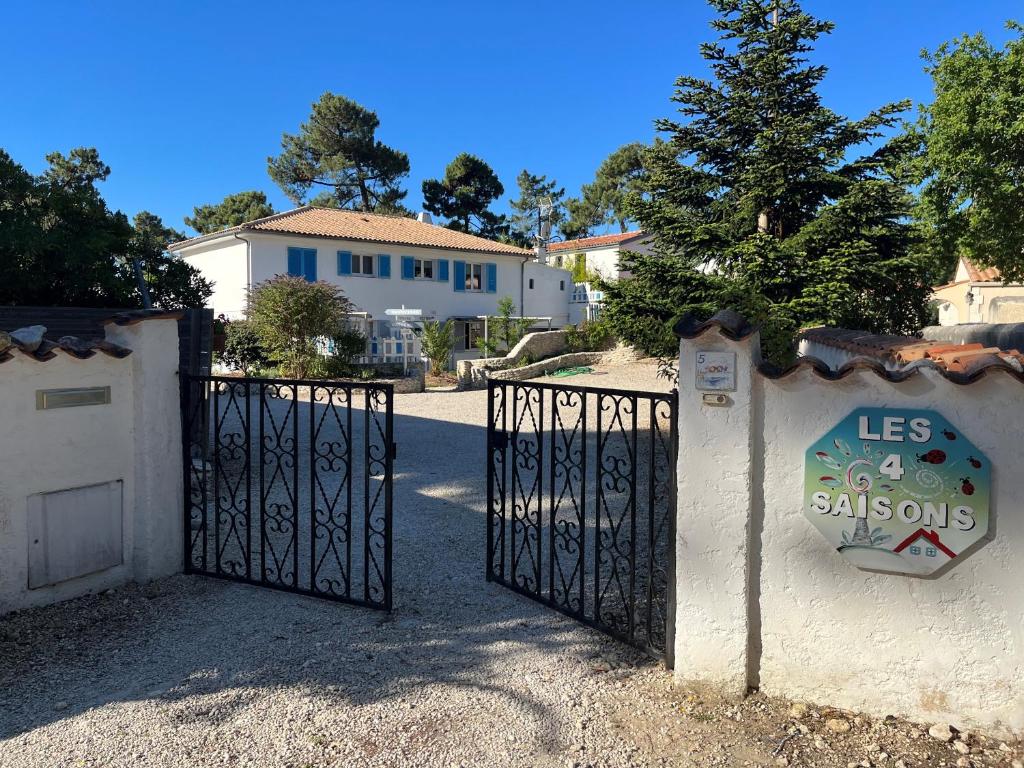 圣特罗让莱班Chambre indépendante dans une villa的房屋的大门,上面有标志