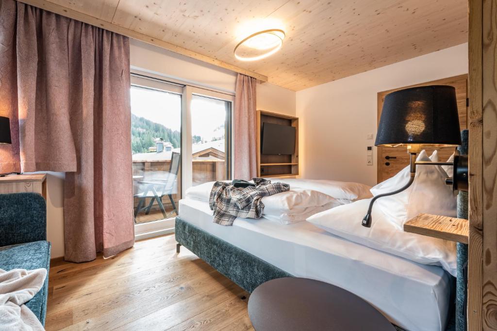 图克斯Schönblick Appartements的一间卧室设有两张床和大窗户