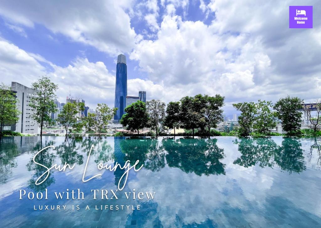 吉隆坡Continew Residences TRX Lux Pool View的水中反射的城市景观