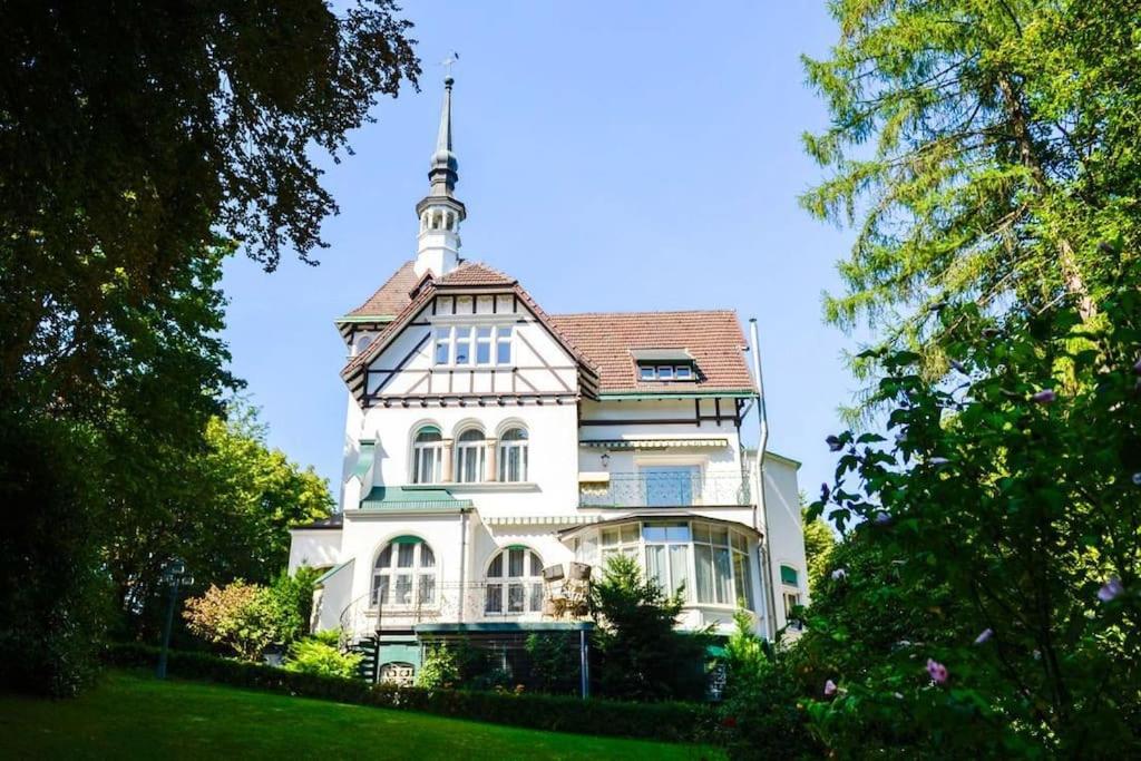 埃内佩塔尔Luxus Villa EMG Dortmund nah Düsseldorf, Köln, Essen的一座白色的大房子,上面有塔