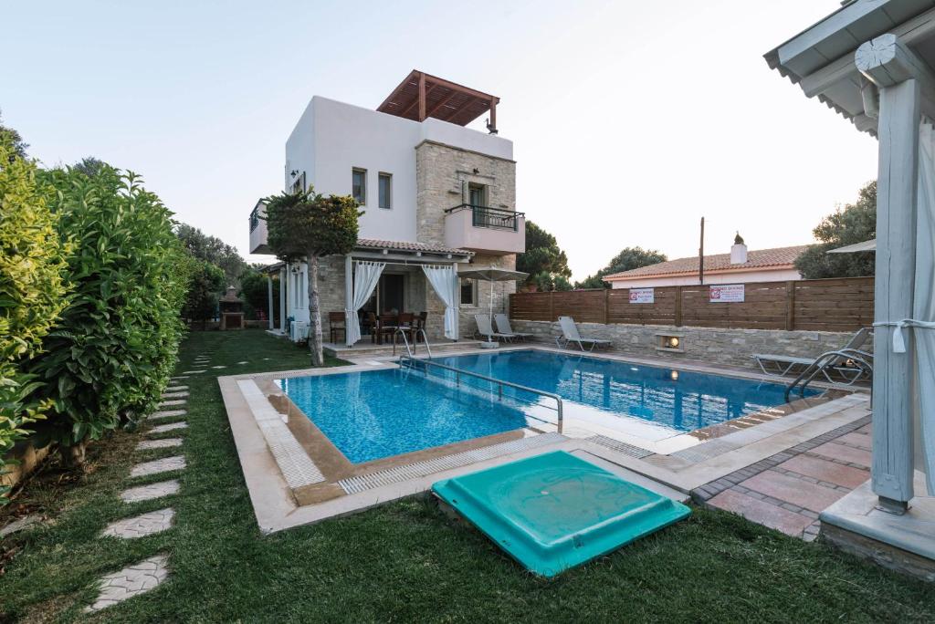 皮特斯迪亚Villa Emanuela的一座带游泳池和房子的别墅